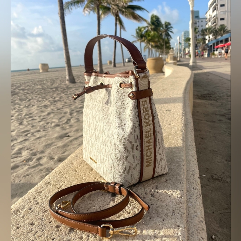 $358 New Michael Kors MAEVE LG BCKT MSGR Handbag MK Vanilla Purse Bag ( NWT ) - Picture 6 of 9